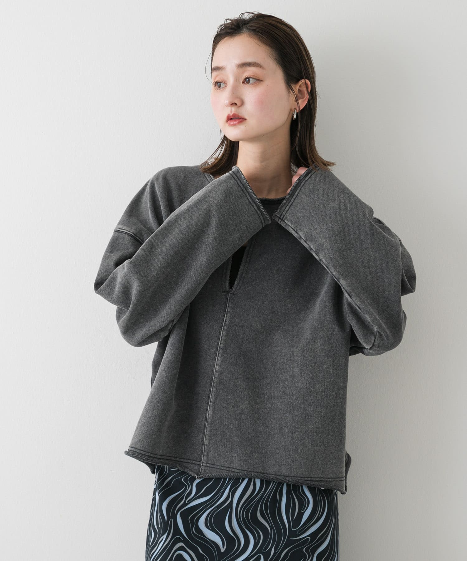 SENSE OF PLACE 台灣官方網站- V領落肩衛衣V-Neck Loose Sweatshirt