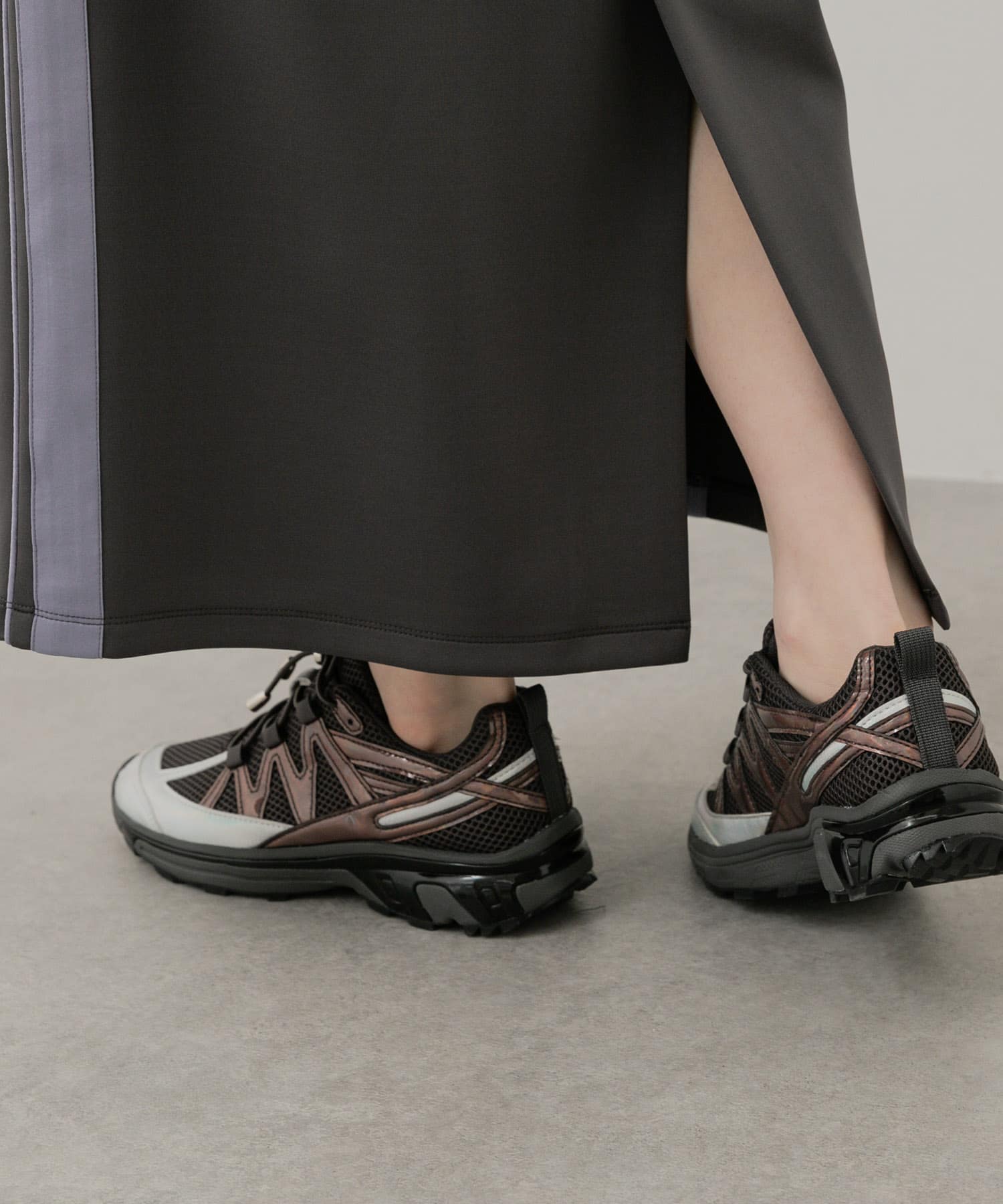 『輕量』<br>金屬光澤運動鞋