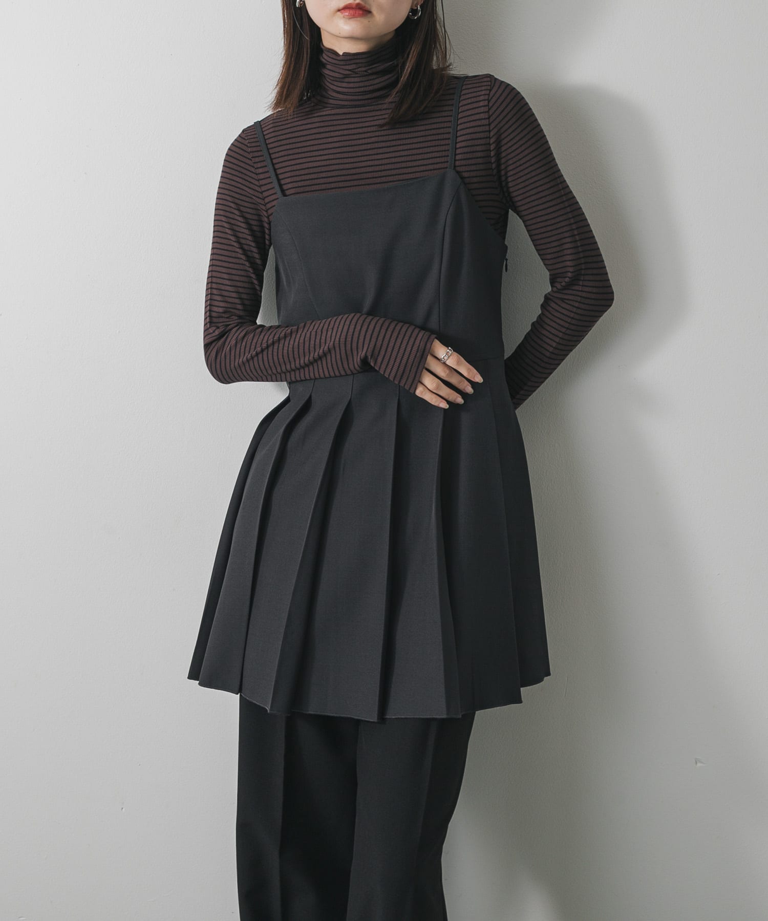 百摺迷你吊帶洋裝