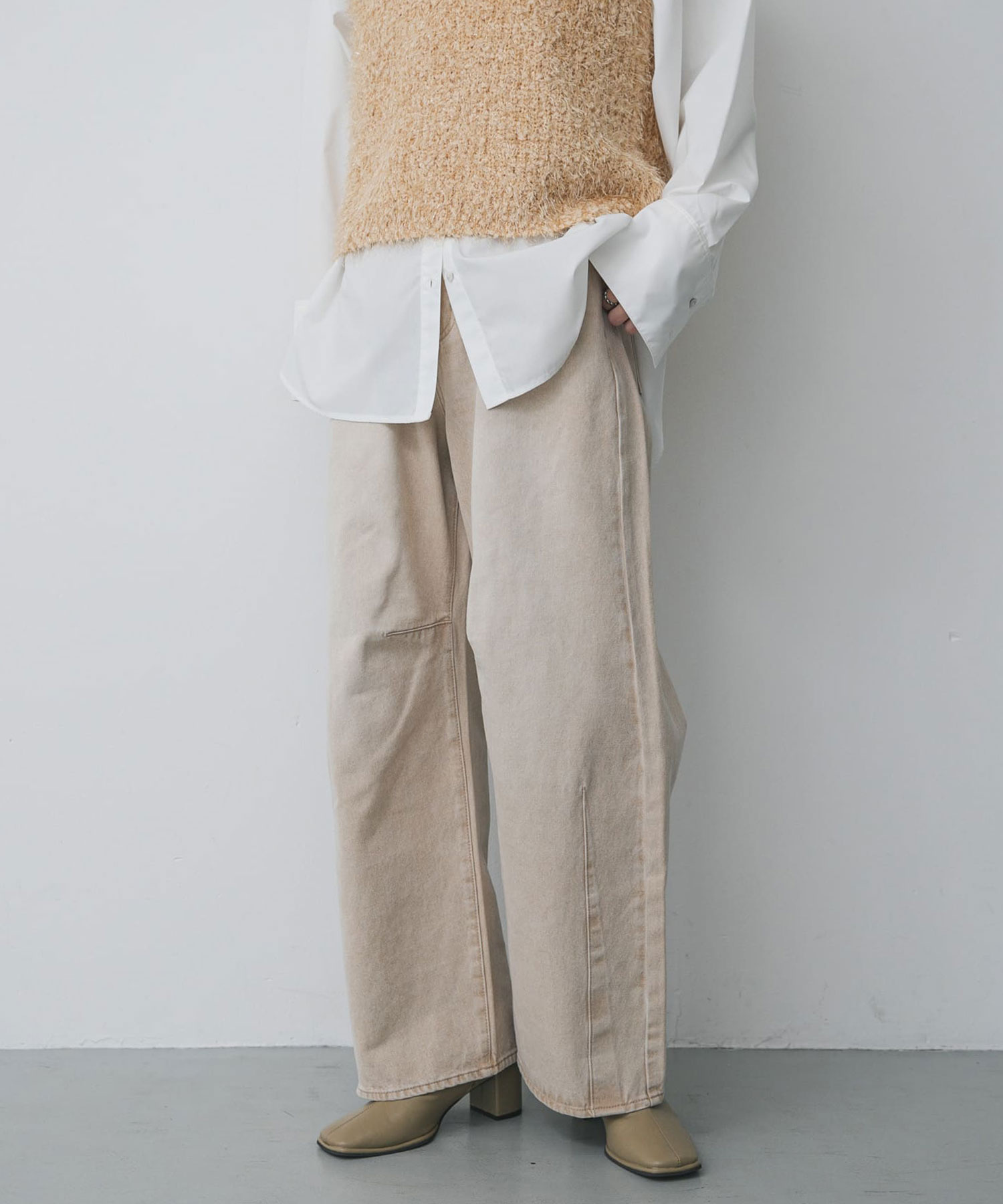 弧形剪裁丹寧褲