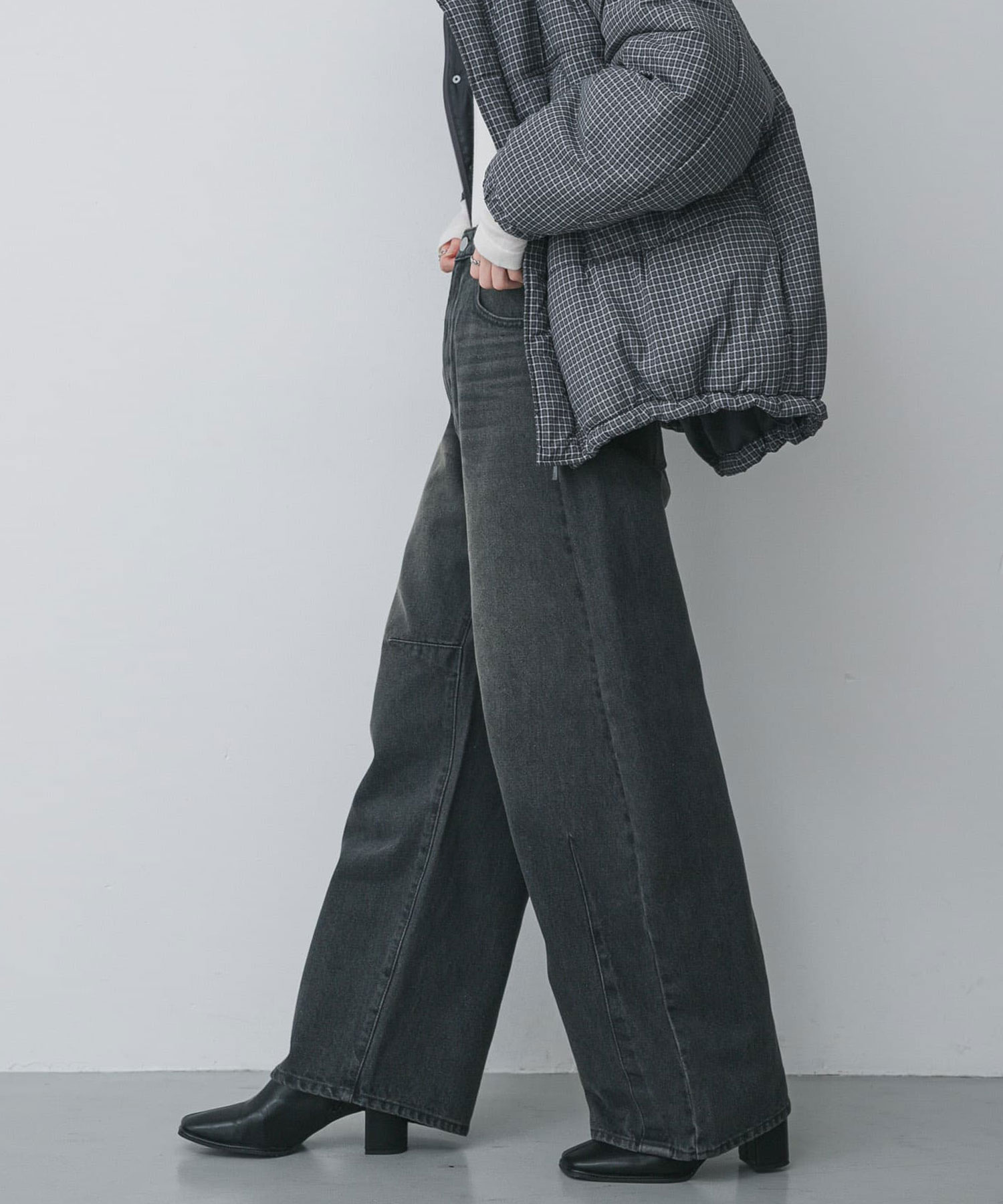 弧形剪裁丹寧褲